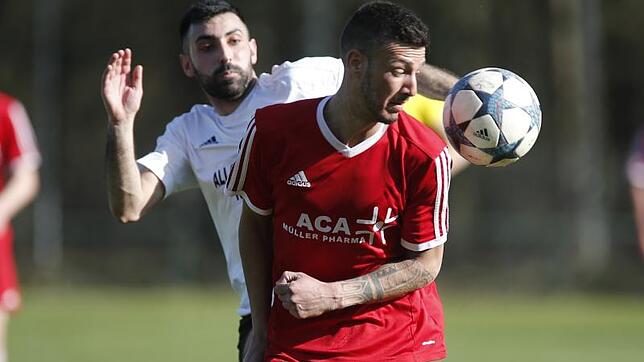 Marco Gruber (rechts) vom SC Gottmadingen-Bietingen und der Konstanzer Hassan Mohamad haben den Ball im Blick. Am Ende gab es für beide ...