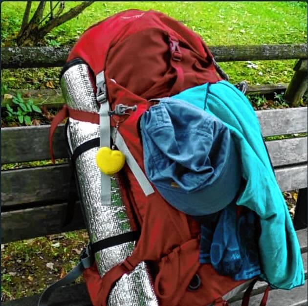 Die vermisste Frau führt diesen auffällig roten Trekking-Rucksack Möglicherweise ist dieser jemanden aufgefallen. Hinweise werden unter ...