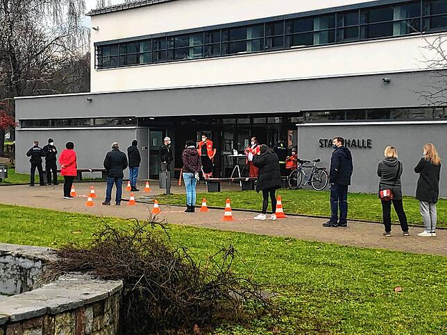 Am Eingang der Stadthalle Tiengen wurde bei den Wartenden zunächst kontaktlos Fieber gemessen.