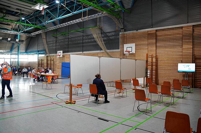 Das Mobile Impfzentrum in der Jahnhalle Stockach. Vorne rechts sieht man den Raum, in dem der Aufklärungsfilm gezeigt wird. Bild: ...