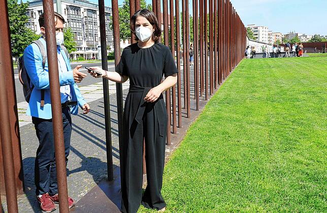 Annalena Baerbock und ihr Pressesprecher Andreas Kappler bei der zentralen Gedenkveranstaltung zum 60. Jahrestag des Baus der Berliner ...