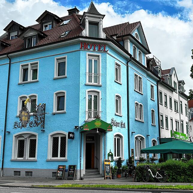 (Archivbild von Mai 2024) In der Reichenaustraße auf der Höhe der Hausnummer 2 haben mehrere Männer auf einen 33-Jährigen eingeschlagen.