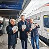 Sie freuen sich über das 1-Euro-Ticket, das Januar 2025 günstige Fahrten mit dem Seehas innerhalb Radolfzells ermöglicht (von links): ...