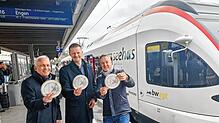 Sie freuen sich über das 1-Euro-Ticket, das Januar 2025 günstige Fahrten mit dem Seehas innerhalb Radolfzells ermöglicht (von links): ...