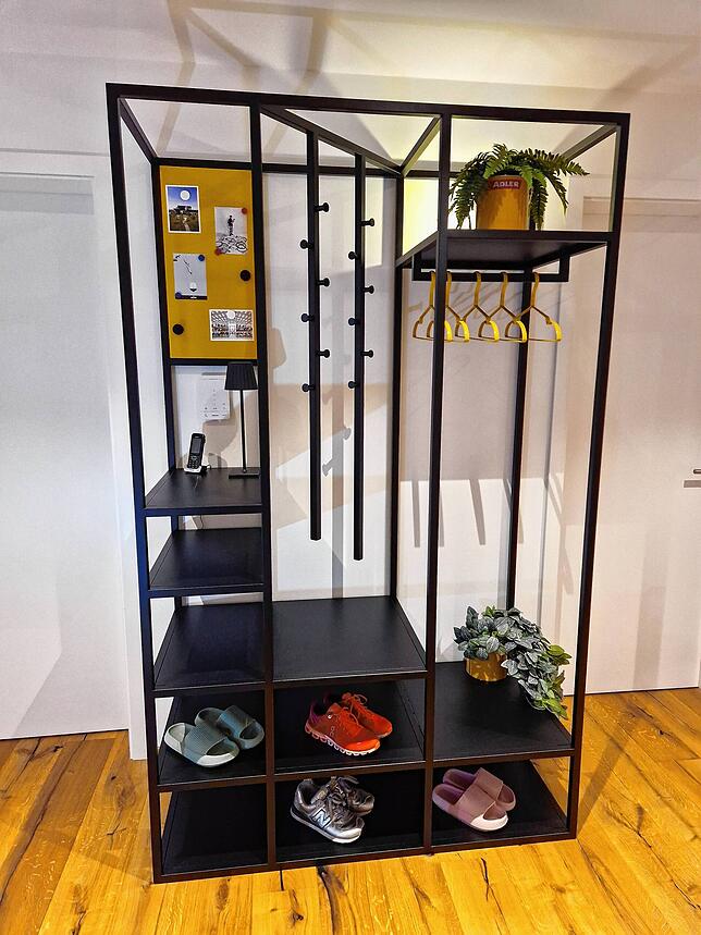 Mit dieser Garderobe namens „Cube Raumwunder“ gewann Florian Rottler den Design-Preis. Sie hat eine Magnetwand und Ablageflächen. In dem ...