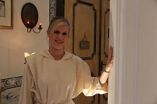 Von der katholischen Schwesterntracht inspiriert: Ann Lauffenburger, Servicekraft im Hotel San Isabel.