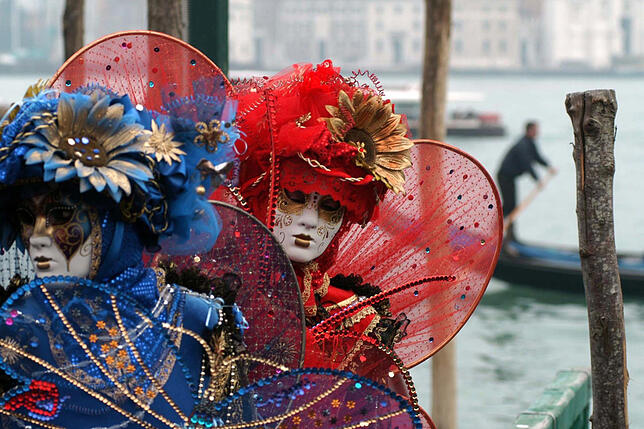 Karneval in Venedig soll abgesagt werden Venedig: Zwei Maskierte nehmen am Karneval teil. Der berühmte Karneval in Venedig soll aus Sorge wegen der Ausbreitung des Coronavirus ...