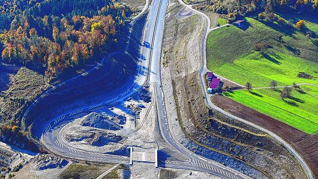 Im Oktober vor einem Jahr war die A&nbsp;98 bei der Abfahrt Minseln noch eine Baustelle, im Dezember wurde der Abschnitt vier dann eröffnet.