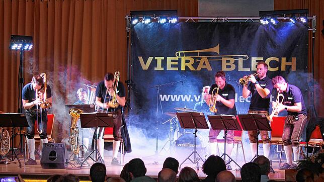 Fast drei Stunden lang rockte die Tiroler Gruppe im Haus des Gastes. Bild: Cornelia Liebwein