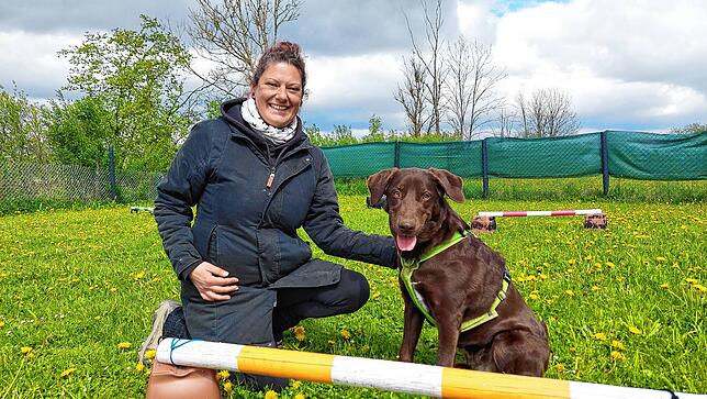 „Meine Kunden sind durchweg für den Hundeführerschein“, sagt Hundetrainerin Ela Bauer, hier mit Nyla, einem Labrador-Border Collie-Mix.