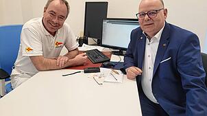 Orthopäde Thomas Schellinger und Krankenhaus-Geschäftsführer Michael Hanke sind mit dem Start des neuen MVZ zufrieden.
