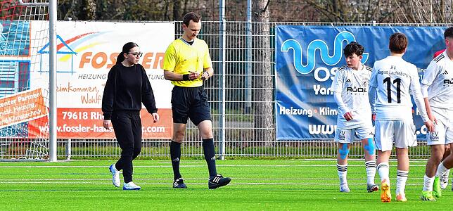 Bild 20: Wir haben Samira Imeri und Aila Ljaci vom FSV Rheinfelden  beim Schiedsrichter-Praktikum begleitet