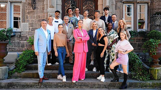 Moderatorin Sonja Zietlow (Mitte, in Pink) mit 16 prominenten Verrätern und Loyalen. Von links: Joachim Llambi, Martina ...