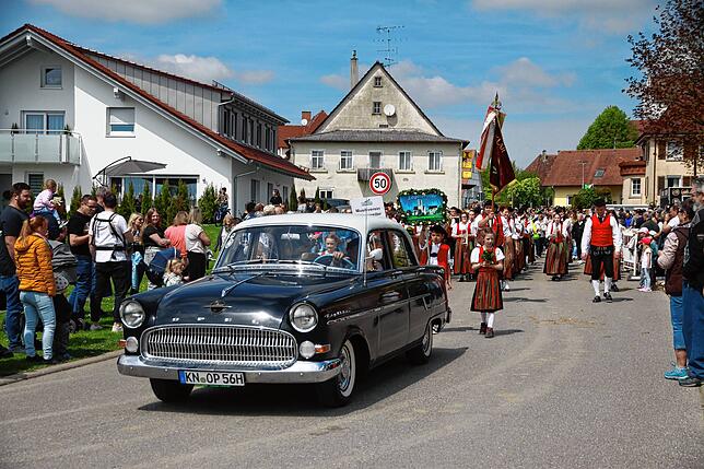 Im Bild einer von mehreren Oldtimern aus dem Besitz von Ernst Haidlauf aus Liggersdorf, welche beim Umzug am Sonntaf die Zeit ein ...