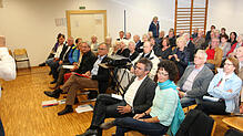 Rund 80 interessierte Litzelstetter kamen zum Bürgergespräch mit Oberbürgermeister Uli Burchardt (links) in die Gymnastikhalle der ...