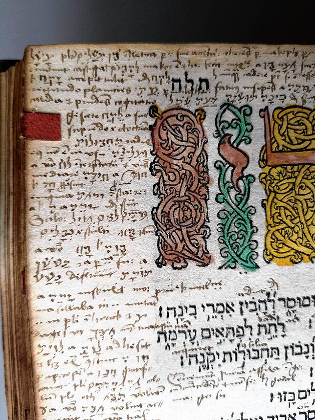 Bis zur Erfindung des Buchdrucks wurde die Bibel manuell angefertigt. Diese Seite stammt aus der Überlinger Bomberg-Bibel von 1521.