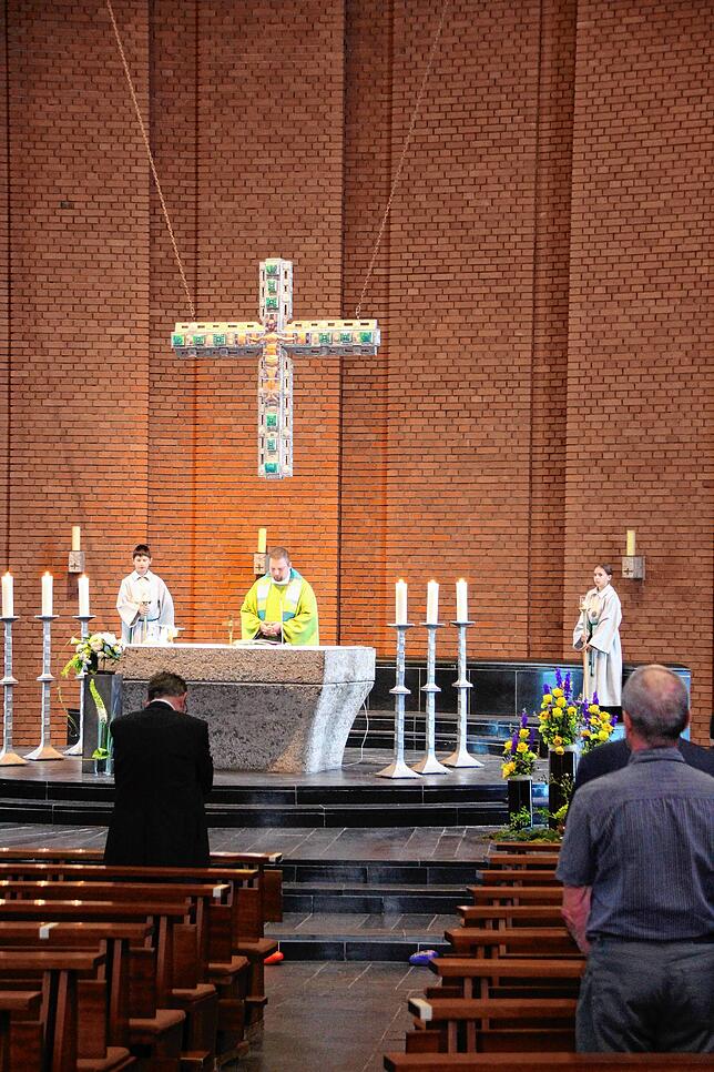 Gut 100 Personen können gleichzeitig in der Kirche St. Georg Erzingen unter Einhaltung des Schutzkonzeptes den Gottesdienst feiern.