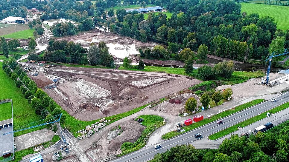 Hier werden und wurden zahllose Tonnen Erde bewegt: Die B 27-Baustelle ist auch aus der Luft imposant.