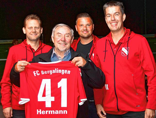 Abschied nach 41 Jahren: Ein Spielertrikot des FC Bergalingen, natürlich beflockt mit seinem Namen und der Nummer 41, bekam Hermann ...