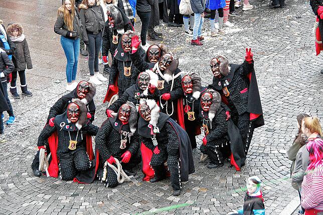 Die Schanzelzunft zeigt ihre markanten Masken bei einem Umzug im Februar 2020.