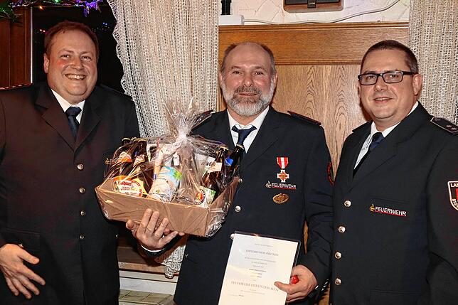 Löschmeister Tobias Glückler (Mitte) erhielt für 40-jährige aktive Dienstzeit vom stellvertretenden Kreisbrandmeister Frank Seeger ...