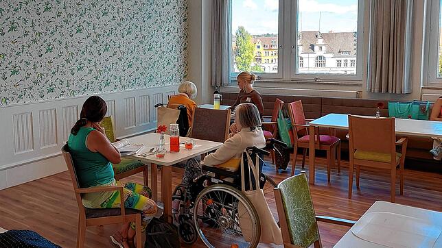 Wer hier einen Platz bekommen hat, kann sich glücklich schätzen: So sieht einer der neuen Aufenthaltsräume im Pflegeheim Zoffingen aus. ...