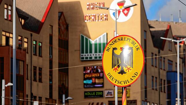 Ein Grenzschild mit dem Bundesadler und der Aufschrift „Bundesrepublik Deutschland“ steht an der deutsch-schweizerischen Grenze in Weil ...