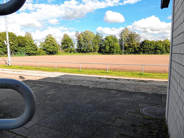 Blick auf den sanierungsbedürftigen Hartplatz im Werner-Gerber-Stadion.