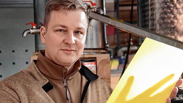 Das Gold der Bienen: Sascha Simon vom Wabenwerk-VS arbeitet Bienenwachs zu neuen Waben-Mittelwänden um. Die sind nach einem ...