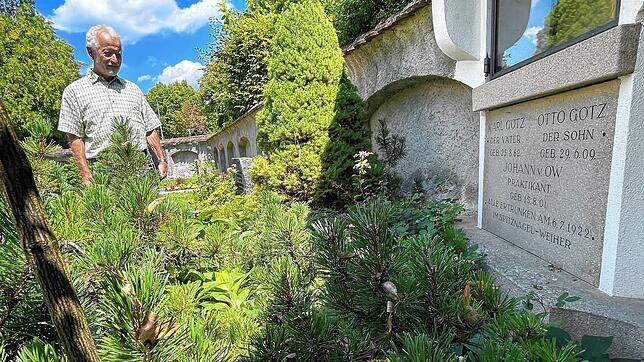 Der Salemer Hubert Volz steht auf dem Friedhof in Stefansfeld am Grabmal mit dem Bildstock für die Opfer des Unglücks am ...