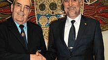 Bürgermeister Michael Thater (rechts) ehrte Feuerwehrmann Paul Obrist für 70 Jahre Mitgliedschaft in der Abteilung Öflingen.