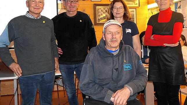 Die Vorsitzende Angelika Priese (Zweite von rechts) hat in der Hauptversammlung langjährige Mitglieder des Wassersportvereins Waldshut ...