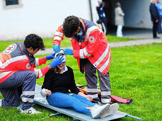 Dienste für Feuerwehr, Sanitätsdienst und Technisches Hilfswerk gehören zum Programm am Internat.