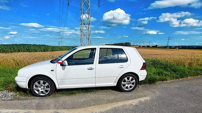 Das Auto steht seit einigen Tagen auf einem Feldweg, wobei die Polizei mit dem Fahrzeughalter in Kontakt ist.