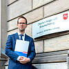 Klaus Müller, Vorstand des Verbraucherzentrale Bundesverband, steht vor dem Oberlandesgericht Braunschweig. Das Oberlandesgericht ...