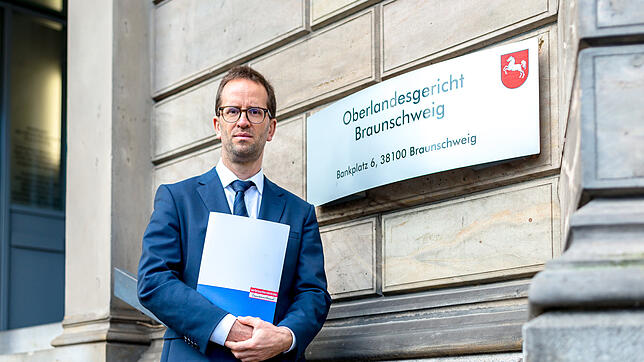 Klaus Müller, Vorstand des Verbraucherzentrale Bundesverband, steht vor dem Oberlandesgericht Braunschweig. Das Oberlandesgericht ...