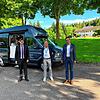 Landrat Dr. Martin Kistler, Dr. Olaf Boettcher und Herrischrieds Bürgermeister Christian Dröse vor dem Impfbus.