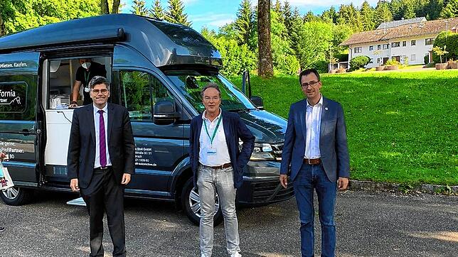 Landrat Dr. Martin Kistler, Dr. Olaf Boettcher und Herrischrieds Bürgermeister Christian Dröse vor dem Impfbus.