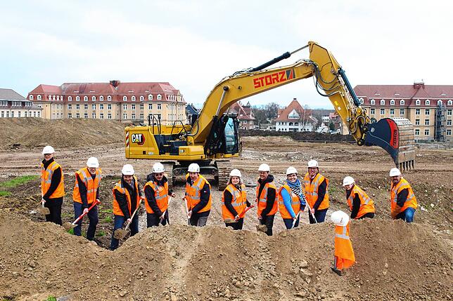 Im April diesen Jahres greifen elf Beteiligte zu den Spaten der Firma Storz, um den Startschuss für den Bau der neuen Realschule in ...