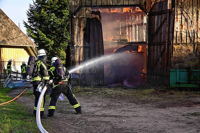 Für die in dem Schuppen gelagerten landwirtschaftlichen Maschinen gibt es keine Rettung. Sie werden ein Raub der Flammen.