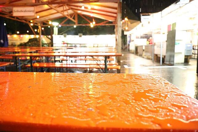 So sah es nach dem Unwetter in Überlingen am 21. Juli beim Promenadenfest aus: nasse Bierbänke und keine Besucher mehr.