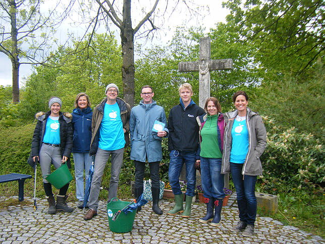 Netzwerker beim Müll sammeln an der Rotach (von links): Gabriele Renz mit Tochter, Philipp Fuhrmann, André Klein, Merlin Arnold, Jessica ...