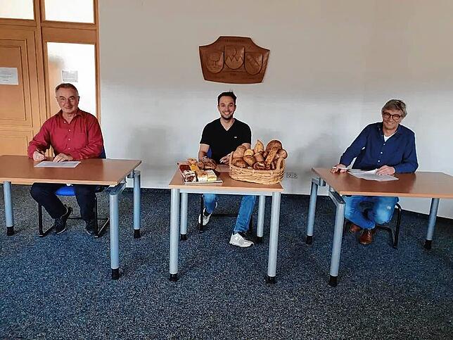 Im Bürgersaal Dettighofen traf sich der Genossenschaftsvorstand des Dorfladens mit Jan Karl Jost (Mitte) von der Bäckerei/Konditorei ...