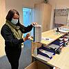 Laila Siebel holt einen Stapel Schnelltests für die Schüler im Sekretariat der Eichendorffschule Donaueschingen ab. Jeden Montag, ...