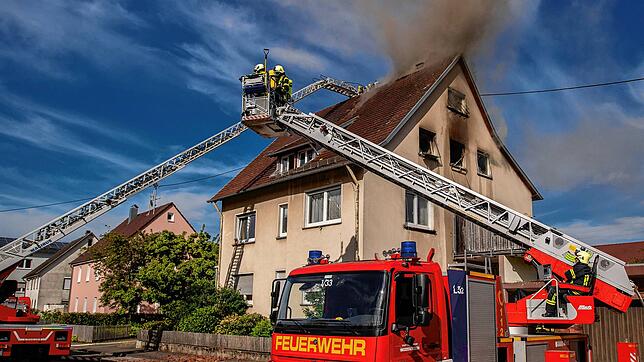 Einen Brand in einem Wohnhaus in der Conradin-Kreutzer-Straße in Meßkirch musste die Feuerwehr am Samstag löschen.