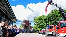 Die St. Georgener Feuerwehr bei der Übergabe der drei neuen Feuerwehrfahrzeuge.