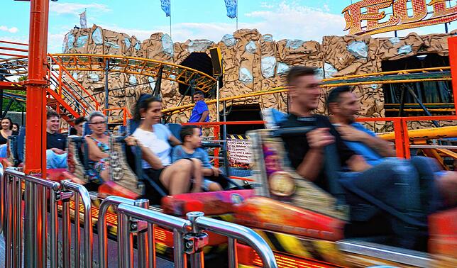 Erneut zu Gast: Die familiengerechte Achterbahn &bdquo;Feuer & Eis&ldquo;.