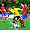 Der Bezirksliga-Tabellenführer FC Öhningen-Gaienhofen (am Ball Alessandro Fiore Tapia) empfängt den Tabellendritten FC Salem (Philipp ...
