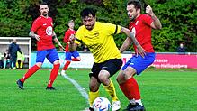 Der Bezirksliga-Tabellenführer FC Öhningen-Gaienhofen (am Ball Alessandro Fiore Tapia) empfängt den Tabellendritten FC Salem (Philipp ...