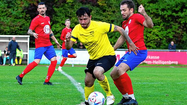 Der Bezirksliga-Tabellenführer FC Öhningen-Gaienhofen (am Ball Alessandro Fiore Tapia) empfängt den Tabellendritten FC Salem (Philipp ...